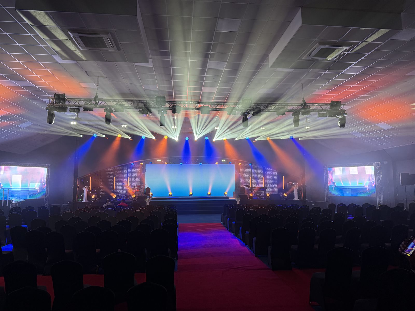 Corporate event lighting rig and video screens